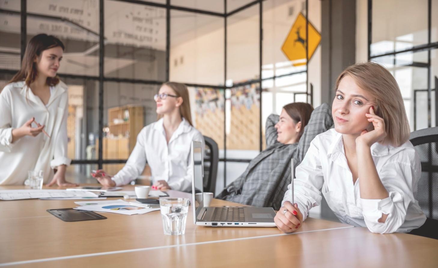 Emprendedor trabajando en estrategia de negocio