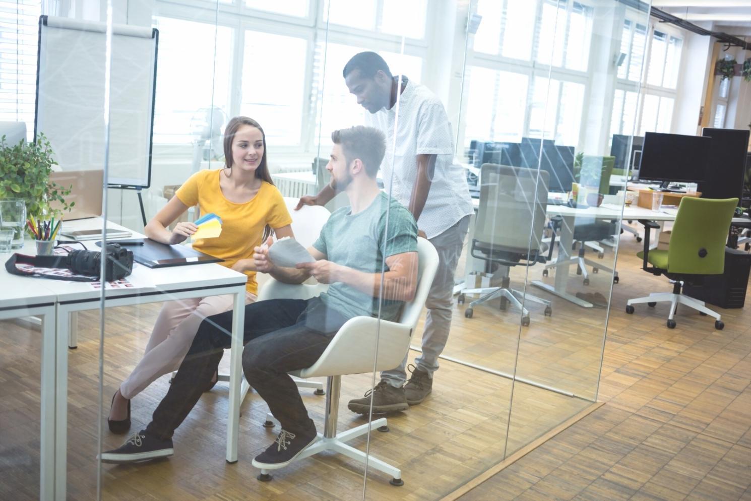Equipo trabajando en estrategias financieras